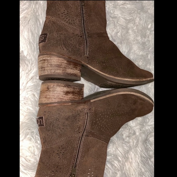 Ugg Australia Womens Daring Ankle Boots Suede Perforated Chocolate 6.5 Western - Picture 1 of 6
